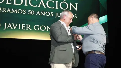 La Caja Rural de Zamora ha rendido homenaje a tres de sus trabajadores históricos que han alcanzado los 50 años de trayectoria profesional dentro de la entidad, un hito “poco habitual en el contexto laboral actual” y que simboliza medio siglo de compromiso y vocación de servicio.