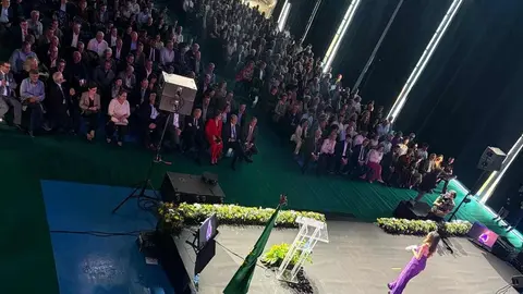 La Caja Rural de Zamora ha rendido homenaje a tres de sus trabajadores históricos que han alcanzado los 50 años de trayectoria profesional dentro de la entidad, un hito “poco habitual en el contexto laboral actual” y que simboliza medio siglo de compromiso y vocación de servicio.