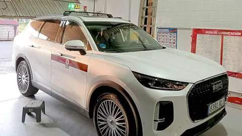 Imagen del primer taxi Ebro en España, que la próxima semana ya circulará por las calles de León.