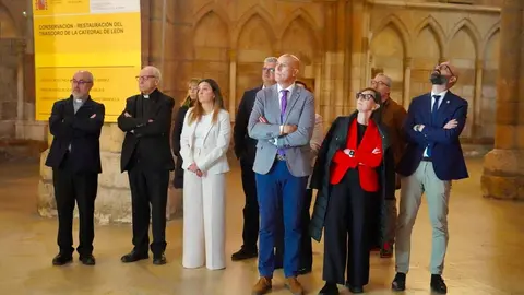 El Ministerio de Cultura ha culminado la restauración del trascoro de la Catedral de León, una de las grandes joyas del Renacimiento español. La intervención, que ha contado con una inversión cercana a los 500.000 euros, pone fin a un proceso iniciado en 2019 y que ha combinado investigación, tecnología avanzada y restauración artesanal. Fotos: Campillo
