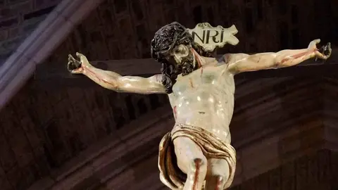 El Ministerio de Cultura ha culminado la restauración del trascoro de la Catedral de León, una de las grandes joyas del Renacimiento español. La intervención, que ha contado con una inversión cercana a los 500.000 euros, pone fin a un proceso iniciado en 2019 y que ha combinado investigación, tecnología avanzada y restauración artesanal. Fotos: Campillo