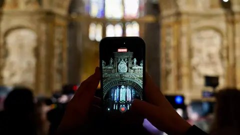 El Ministerio de Cultura ha culminado la restauración del trascoro de la Catedral de León, una de las grandes joyas del Renacimiento español. La intervención, que ha contado con una inversión cercana a los 500.000 euros, pone fin a un proceso iniciado en 2019 y que ha combinado investigación, tecnología avanzada y restauración artesanal. Fotos: Campillo