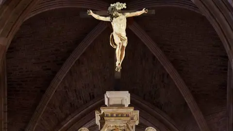 El Ministerio de Cultura ha culminado la restauración del trascoro de la Catedral de León, una de las grandes joyas del Renacimiento español. La intervención, que ha contado con una inversión cercana a los 500.000 euros, pone fin a un proceso iniciado en 2019 y que ha combinado investigación, tecnología avanzada y restauración artesanal. Fotos: Campillo