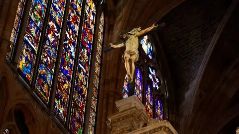 El Ministerio de Cultura ha culminado la restauración del trascoro de la Catedral de León, una de las grandes joyas del Renacimiento español. La intervención, que ha contado con una inversión cercana a los 500.000 euros, pone fin a un proceso iniciado en 2019 y que ha combinado investigación, tecnología avanzada y restauración artesanal. Fotos: Campillo