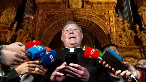 El Ministerio de Cultura ha culminado la restauración del trascoro de la Catedral de León, una de las grandes joyas del Renacimiento español. La intervención, que ha contado con una inversión cercana a los 500.000 euros, pone fin a un proceso iniciado en 2019 y que ha combinado investigación, tecnología avanzada y restauración artesanal. Fotos: Campillo