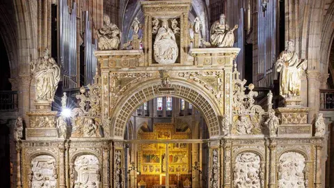 El Ministerio de Cultura ha culminado la restauración del trascoro de la Catedral de León, una de las grandes joyas del Renacimiento español. La intervención, que ha contado con una inversión cercana a los 500.000 euros, pone fin a un proceso iniciado en 2019 y que ha combinado investigación, tecnología avanzada y restauración artesanal. Fotos: Campillo