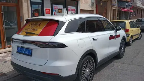 El primer taxi Ebro de toda España es leonés. El primer vehículo de la histórica marca Ebro adaptado como taxi en España comenzará a operar en León de la mano del conductor Roberto Luis Cañón, que ha apostado por innovación, capacidad y eficiencia.