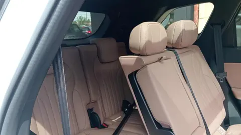 El primer taxi Ebro de toda España es leonés. El primer vehículo de la histórica marca Ebro adaptado como taxi en España comenzará a operar en León de la mano del conductor Roberto Luis Cañón, que ha apostado por innovación, capacidad y eficiencia.