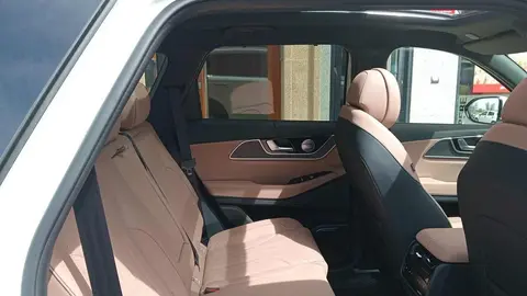 El primer taxi Ebro de toda España es leonés. El primer vehículo de la histórica marca Ebro adaptado como taxi en España comenzará a operar en León de la mano del conductor Roberto Luis Cañón, que ha apostado por innovación, capacidad y eficiencia.