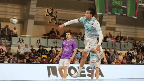 Remontada de carácter del Ademar para doblegar a un valiente Guadalajara. El conjunto leonés levanta un partido que llegó a tener muy cuesta arriba tras un inicio demoledor de los visitantes y acaba imponiéndose 34-31 en el Palacio. Fotos: Isaac Llamazares