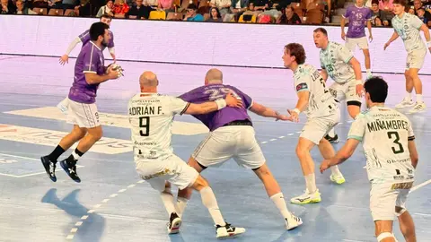 Remontada de carácter del Ademar para doblegar a un valiente Guadalajara. El conjunto leonés levanta un partido que llegó a tener muy cuesta arriba tras un inicio demoledor de los visitantes y acaba imponiéndose 34-31 en el Palacio. Fotos: Silvia García