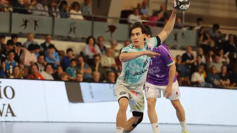 Remontada de carácter del Ademar para doblegar a un valiente Guadalajara. El conjunto leonés levanta un partido que llegó a tener muy cuesta arriba tras un inicio demoledor de los visitantes y acaba imponiéndose 34-31 en el Palacio. Fotos: Isaac Llamazares