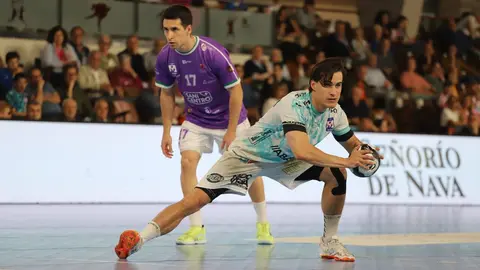 Remontada de carácter del Ademar para doblegar a un valiente Guadalajara. El conjunto leonés levanta un partido que llegó a tener muy cuesta arriba tras un inicio demoledor de los visitantes y acaba imponiéndose 34-31 en el Palacio. Fotos: Isaac Llamazares