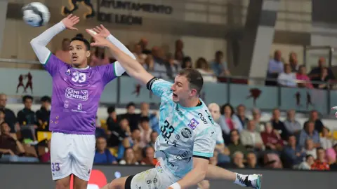 Remontada de carácter del Ademar para doblegar a un valiente Guadalajara. El conjunto leonés levanta un partido que llegó a tener muy cuesta arriba tras un inicio demoledor de los visitantes y acaba imponiéndose 34-31 en el Palacio. Fotos: Isaac Llamazares