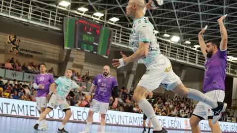 Remontada de carácter del Ademar para doblegar a un valiente Guadalajara. El conjunto leonés levanta un partido que llegó a tener muy cuesta arriba tras un inicio demoledor de los visitantes y acaba imponiéndose 34-31 en el Palacio. Fotos: Isaac Llamazares