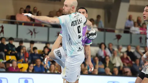 Remontada de carácter del Ademar para doblegar a un valiente Guadalajara. El conjunto leonés levanta un partido que llegó a tener muy cuesta arriba tras un inicio demoledor de los visitantes y acaba imponiéndose 34-31 en el Palacio. Fotos: Isaac Llamazares