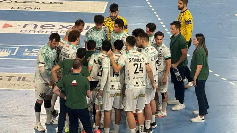 Remontada de carácter del Ademar para doblegar a un valiente Guadalajara. El conjunto leonés levanta un partido que llegó a tener muy cuesta arriba tras un inicio demoledor de los visitantes y acaba imponiéndose 34-31 en el Palacio. Fotos: Silvia García