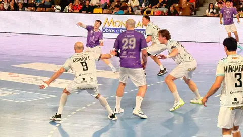 Remontada de carácter del Ademar para doblegar a un valiente Guadalajara. El conjunto leonés levanta un partido que llegó a tener muy cuesta arriba tras un inicio demoledor de los visitantes y acaba imponiéndose 34-31 en el Palacio. Fotos: Silvia García