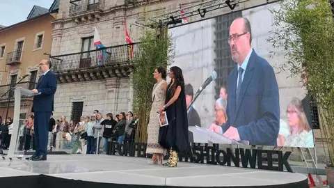 La II Ponferrada Fashion Week abre su programación con un desfile urbano que reúne a seis diseñadores emergentes de Galicia y Madrid.