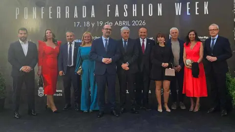 La II Ponferrada Fashion Week abre su programación con un desfile urbano que reúne a seis diseñadores emergentes de Galicia y Madrid.