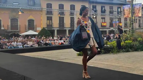 La II Ponferrada Fashion Week abre su programación con un desfile urbano que reúne a seis diseñadores emergentes de Galicia y Madrid.