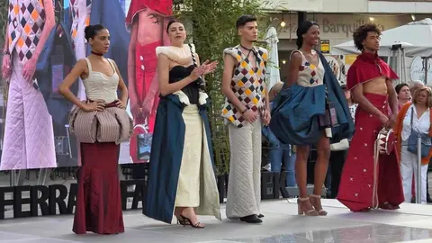 La II Ponferrada Fashion Week abre su programación con un desfile urbano que reúne a seis diseñadores emergentes de Galicia y Madrid.