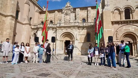 La Asociación de Amigos de los Decreta celebra la décima lectura pública del texto de los Decreta del año 1188 del rey Alfonso IX. Foto: Campillo.