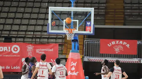 La Cultural y Deportiva Leonesa de baloncesto cayó derrotada en casa ante el Reina Proteínas Clavijo (88-91) en un encuentro muy equilibrado que se decidió en los últimos minutos tras un tercer cuarto clave para los visitantes. Foto: Isaac Llamazares
