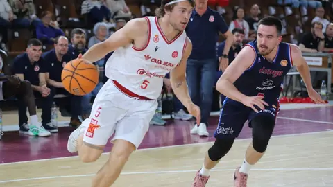 La Cultural y Deportiva Leonesa de baloncesto cayó derrotada en casa ante el Reina Proteínas Clavijo (88-91) en un encuentro muy equilibrado que se decidió en los últimos minutos tras un tercer cuarto clave para los visitantes. Foto: Isaac Llamazares
