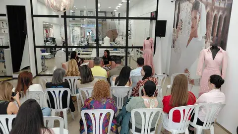 Silvia Fernández abre su atelier al público en la II Semana de la Moda de Ponferrada.