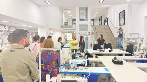 Silvia Fernández abre su atelier al público en la II Semana de la Moda de Ponferrada.