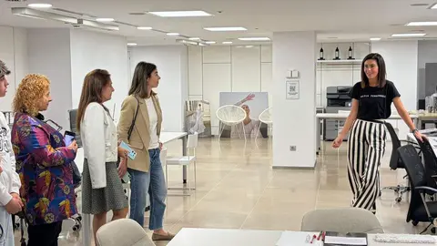 Silvia Fernández abre su atelier al público en la II Semana de la Moda de Ponferrada.