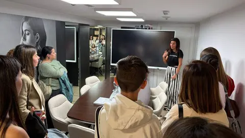 Silvia Fernández abre su atelier al público en la II Semana de la Moda de Ponferrada.