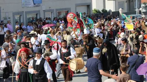 Las mascaradas leonesas cruzan la frontera para llenar de color, tradición y espíritu festivo las calles de Bemposta en el VI Encuentro Internacional 'Rituais Ancestrais'. Foto: Diputación de León.