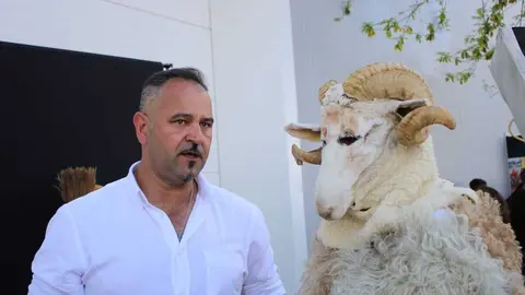 Las mascaradas leonesas cruzan la frontera para llenar de color, tradición y espíritu festivo las calles de Bemposta en el VI Encuentro Internacional 'Rituais Ancestrais'. Foto: Diputación de León.