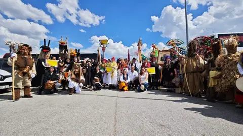 Las mascaradas leonesas cruzan la frontera para llenar de color, tradición y espíritu festivo las calles de Bemposta en el VI Encuentro Internacional 'Rituais Ancestrais'. Foto: Diputación de León.