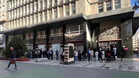 El Ayuntamiento de León sigue concentrando colas para la obtención de la documentación previa, mientras se inicia la atención presencial para la regularización con alta afluencia desde primera hora. Las colas ya fueron visibles la pasada semana y se repiten en la actual. Fotos: S. García | L. Ramajo