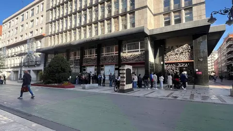 El Ayuntamiento de León sigue concentrando colas para la obtención de la documentación previa, mientras se inicia la atención presencial para la regularización con alta afluencia desde primera hora. Las colas ya fueron visibles la pasada semana y se repiten en la actual. Fotos: S. García | L. Ramajo