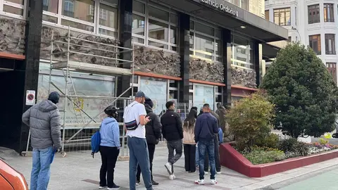 El Ayuntamiento de León sigue concentrando colas para la obtención de la documentación previa, mientras se inicia la atención presencial para la regularización con alta afluencia desde primera hora. Las colas ya fueron visibles la pasada semana y se repiten en la actual. Fotos: S. García | L. Ramajo