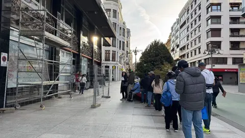 El Ayuntamiento de León sigue concentrando colas para la obtención de la documentación previa, mientras se inicia la atención presencial para la regularización con alta afluencia desde primera hora. Las colas ya fueron visibles la pasada semana y se repiten en la actual. Fotos: S. García | L. Ramajo