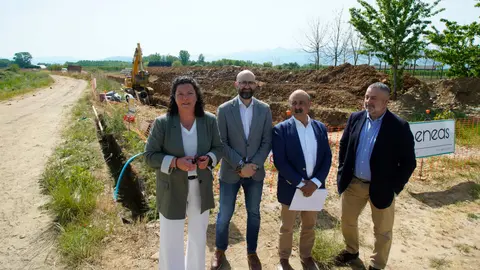 El presidente de la Confederación del Miño-Sil, José Antonio Quiroga (2D), junto al alcalde de Camponaraya (León), Eduardo Morán (D), la alcaldesa de Cacabelos (León), Irene González, y el subdelegado del Gobierno en León, Héctor Alaiz (2I), durante la visita a las obras de emergencia que el organismo de cuenca hace en el saneamiento del Bierzo Bajo. Foto: César Sánchez.