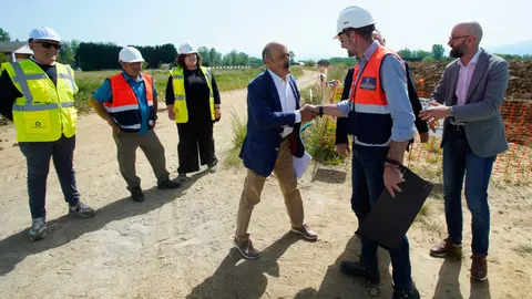 El presidente de la Confederación del Miño-Sil, José Antonio Quiroga (C), durante la visita a las obras de emergencia que el organismo de cuenca hace en el saneamiento del Bierzo Bajo. Foto: César Sánchez.