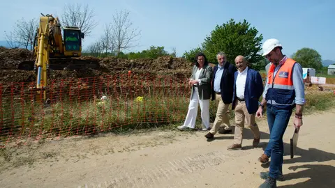 El presidente de la Confederación del Miño-Sil, José Antonio Quiroga (2D), junto al alcalde de Camponaraya (León), Eduardo Morán (2I), y la alcaldesa de Cacabelos (León), Irene González, durante la visita a las obras de emergencia que el organismo de cuenca hace en el saneamiento del Bierzo Bajo. Foto: César Sánchez.