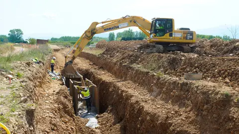 Obras de emergencia de la Confederación del Miño-Sil en el saneamiento del Bierzo Bajo. Foto: César Sánchez.