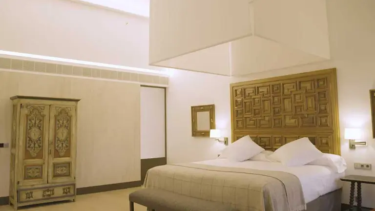 Imagen del interior de una de las habitaciones en el Hostal de San Marcos de Le&oacute;n.