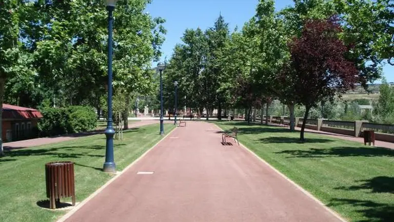 Ponferrada cierra sus parques ante la previsión de rachas de viento.