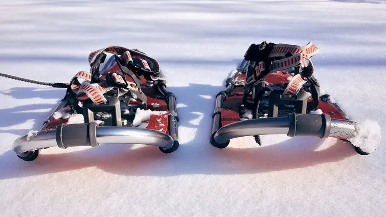 Raquetas de nieve, listas para una ruta de montaña.