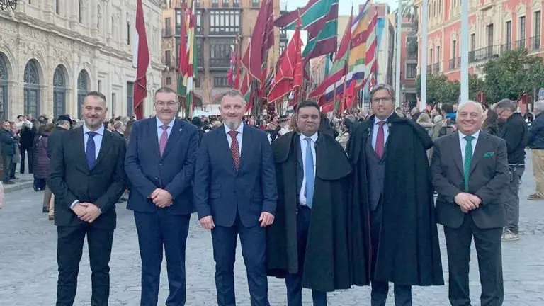 La representación leonesa, junto a los pendones, en Sevilla.