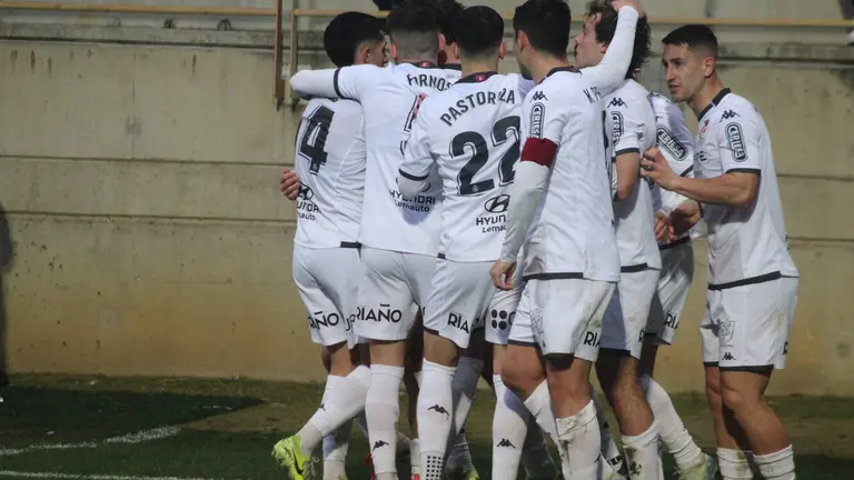 El colista se convierte en un hueso duro de roer en el Reino de León en una jornada clave para la Cultural Leonesa. Fotografías: Isaac Llamazares