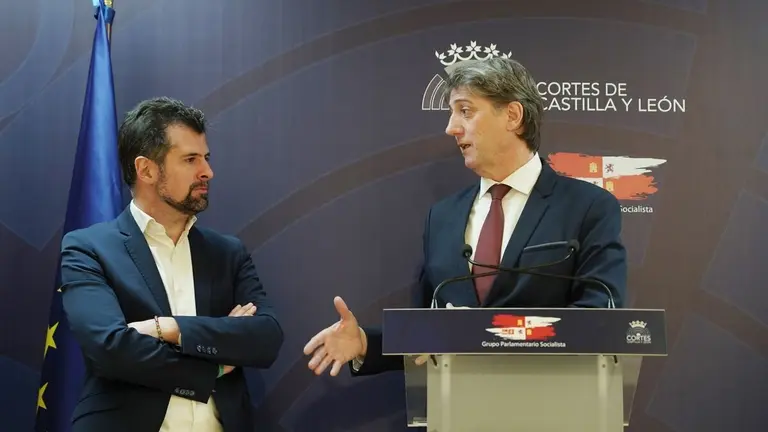 El secretario general electo del PSOE de Castilla y León, Carlos Martínez, ofrece una rueda de prensa junto al portavoz socialista en las Cortes, Luis Tudanca, antes de reunirse con el Grupo Parlamentario Socialista. Fotos: Rubén Cacho.